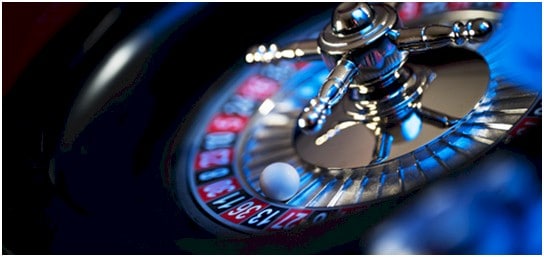 What are the differences between playing roulette online and in a land-based casino?