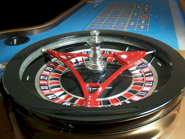 Triangle level for roulette wheels